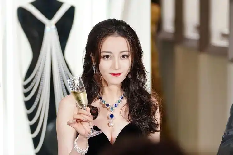 迪丽热巴黄景瑜再被扒,疑似恋情添实锤,背后资源牵扯引猜测 近期