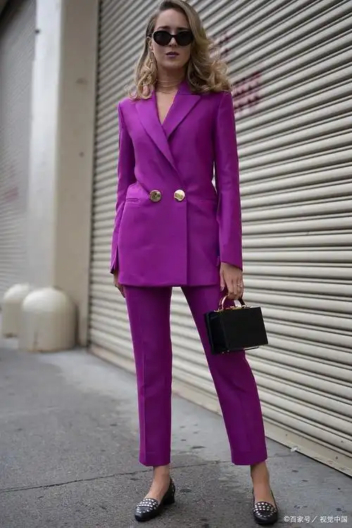 紫色裤子配什么颜色上衣好看?时尚搭配攻略在此!
