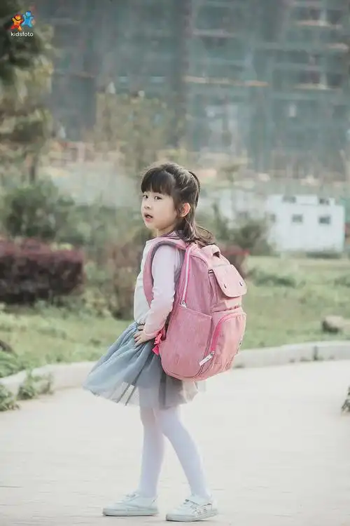 背着新书包上学了!