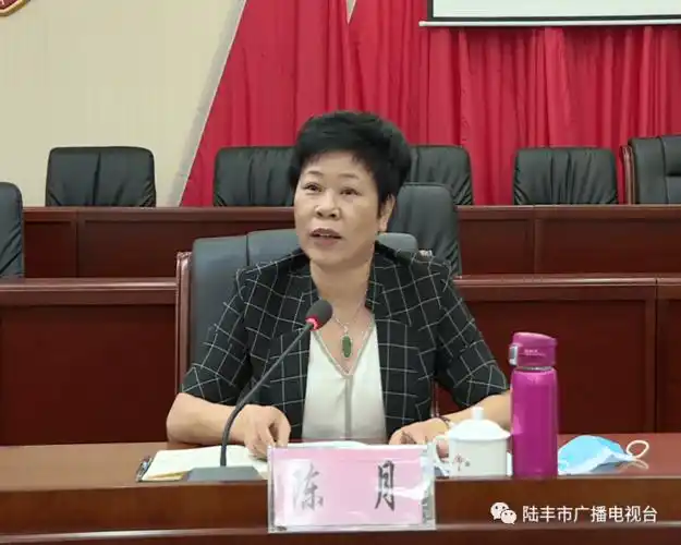 市政府副市长陈月通报了关于进一步加强进口冷冻肉制品和水产品疫情