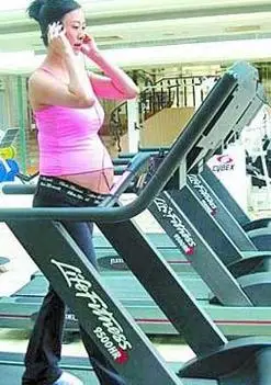 怀孕已经9个月的翁虹挺着大肚子,在自家的健身房的跑步机上慢走……[>