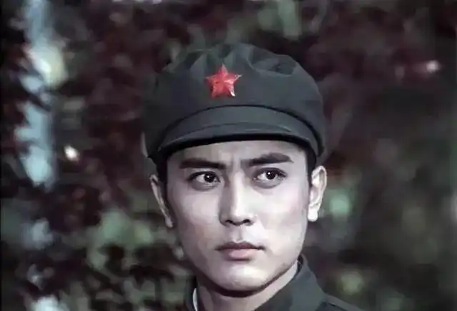 北影"男神"卢君:与女神陈肖依离婚30年后,年逾60今如何?