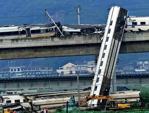 高铁追尾有多恐怖时速350km的列车遇到紧急情况该如何刹车