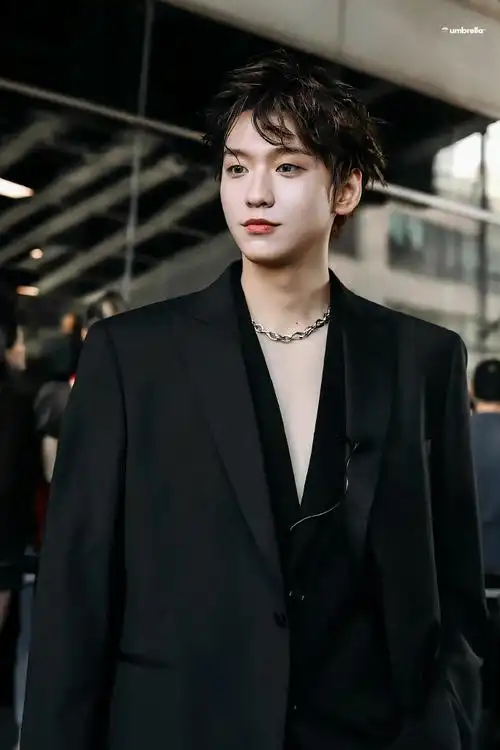 余景天全黑真空造型大片