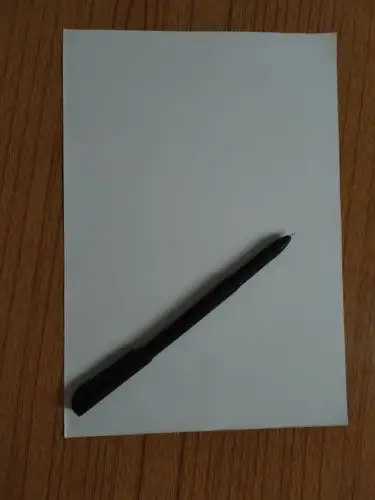 物理思维导图步骤1:准备好一张纸和一支笔,我这里选择的是黑色水笔 .