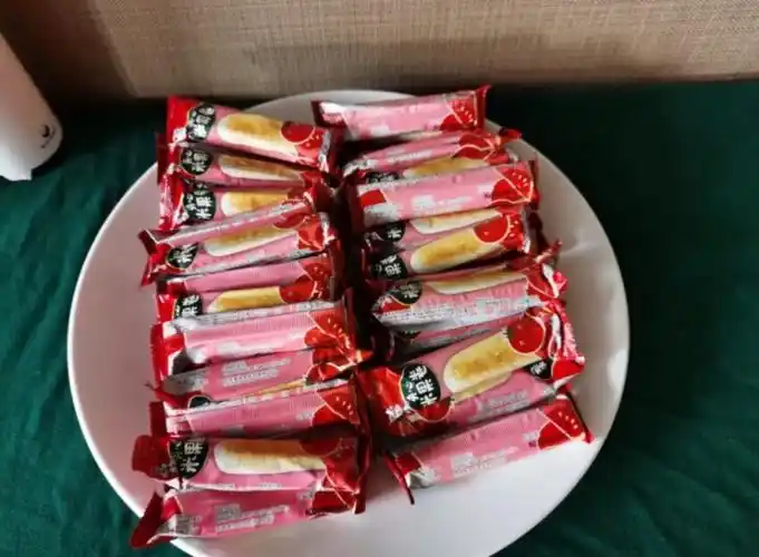 旺旺旺旺夹心米果卷番茄味180g:"这个也太好吃了吧,当时只是因为凑单