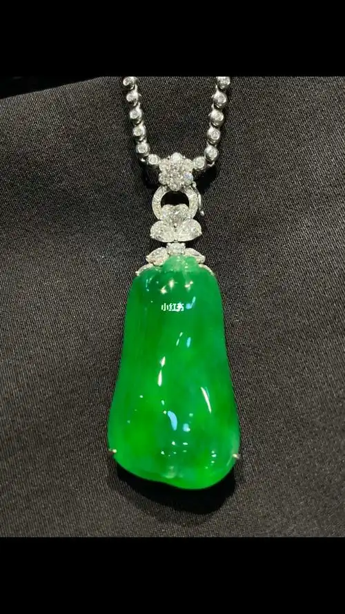 老坑帝王绿翡翠福瓜吊坠