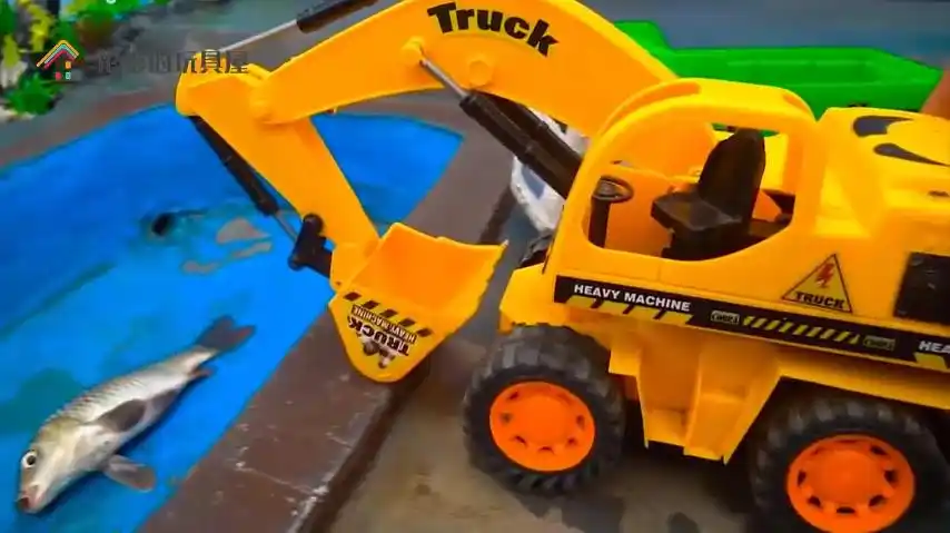 儿童玩具挖掘机挖出一条大鱼真厉害