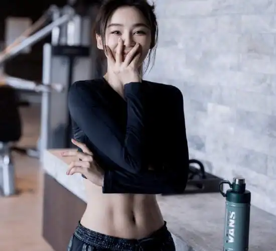 袁姗姗晒五年马甲线,看到真实身材,果然瘦了就是有自信_健身_自律