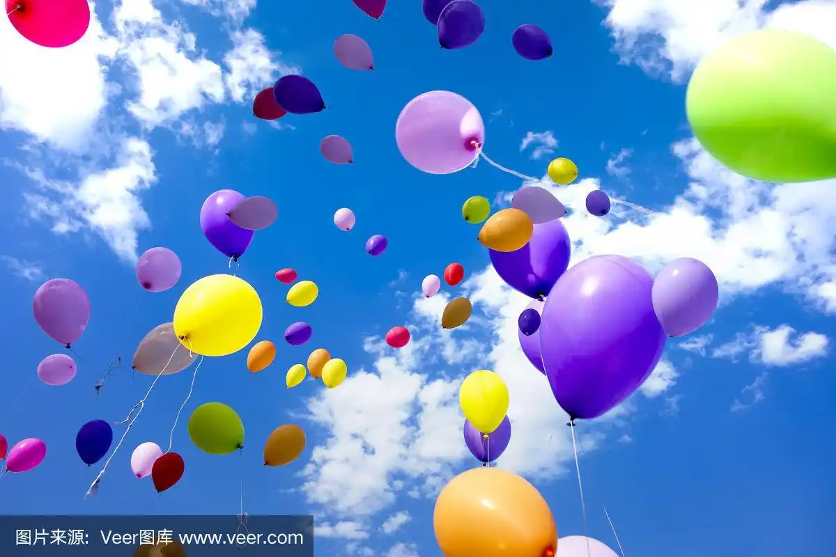 五颜六色的气球在天空中飞翔