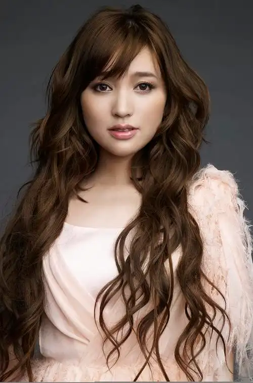 p>金莎(kym),1983年3月14日出生于上海市,中国内地女歌手,演员.