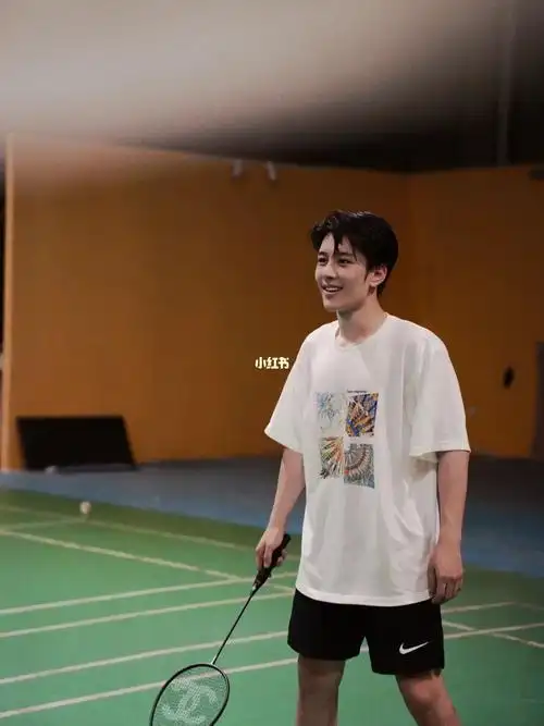 打羽毛球拍照记录日常生活69