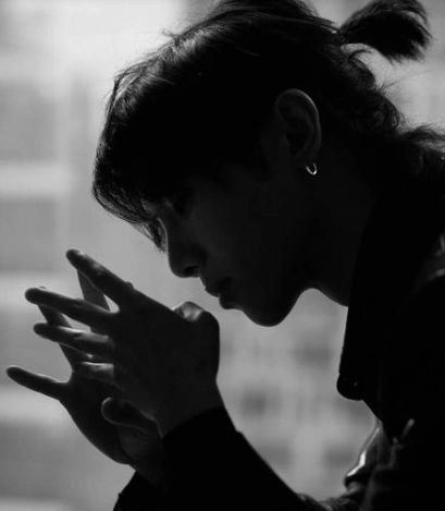 华晨宇扎小辫子太绝了,身穿黑色西装头扎小辫子是妥妥的贵公子没错了