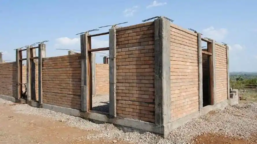 p>砖混结构是指建筑物中竖向承重结构的墙,柱等采用砖或者砌块砌筑