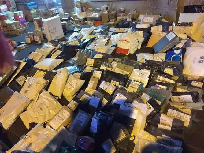 双十一后传媒大学西门外快递爆仓, 持续上演"包裹盛宴"