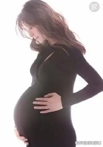 看的出来是个辣妈啊,还是很有知性成熟之美的,有的人一怀孕身材就走样