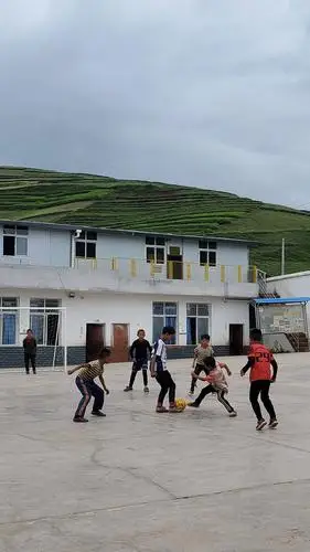 贫困山区学校志愿者胡秋根支教老师平凡的一天,贫困山区希望小学图片