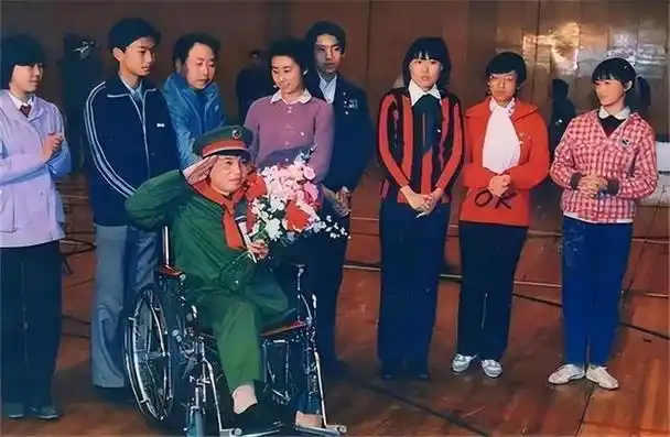 回顾独腿英雄徐良1987年登上春晚红极一时最后因谣言妻离子散