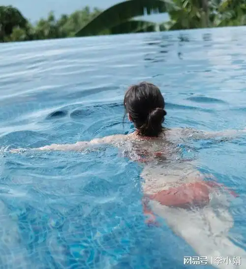 42岁唐诗咏罕晒三点式黄嘉乐妻子上围澎湃纹身诱人