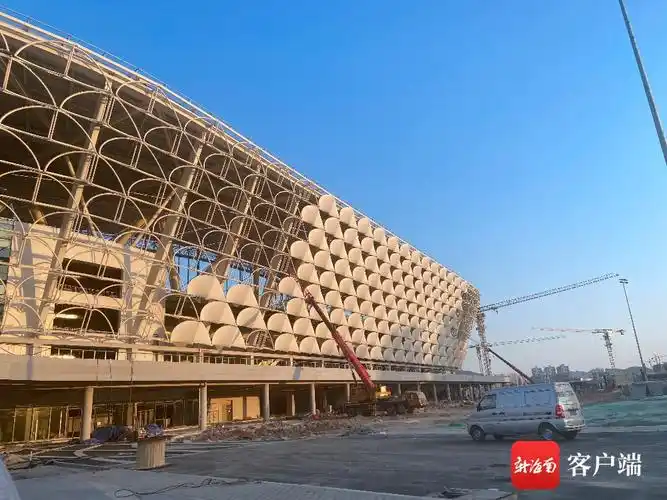 三亚国际体育产业园体育场初具规模 屋面膜结构即将完工