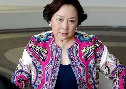 老戏骨方芳不服老66岁自称含苞待放曾被生父勒索16岁就嫁人