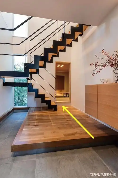 日本很多房子客餐厨都在二楼,一楼除了玄关就是楼梯,空间太浪费