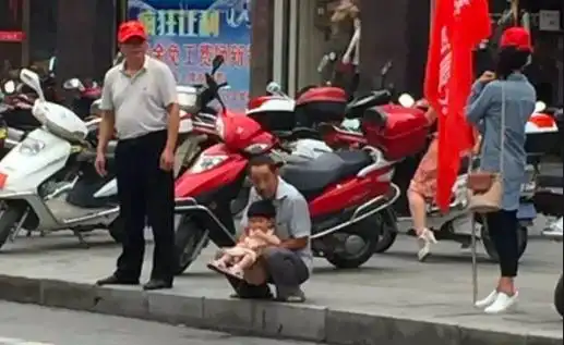 闹市区内,父母让10岁男孩当街大便,缺德的父母养不出文明的孩子