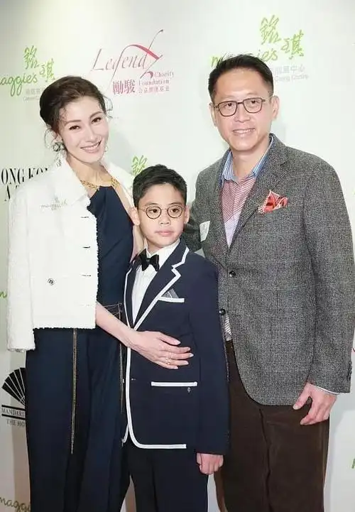 李嘉欣一家三口出席活动大9岁老公发际线抢镜儿子一脸憨憨样