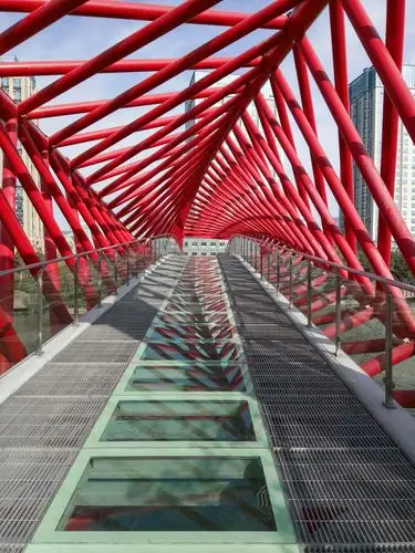 中国首座钢结构螺旋景观桥 三月飞春雪原摄