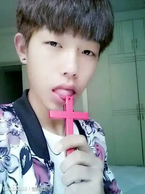 一个帅气的精神小伙跃然于屏幕之上.