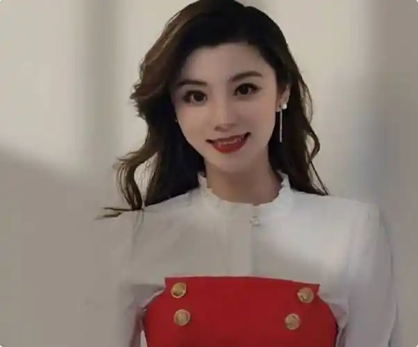 原创主持人沈涛携全家出行妻子侧颜撞脸许晴气质不输王牌女郎费费