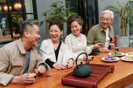 中老年朋友喝茶聊天