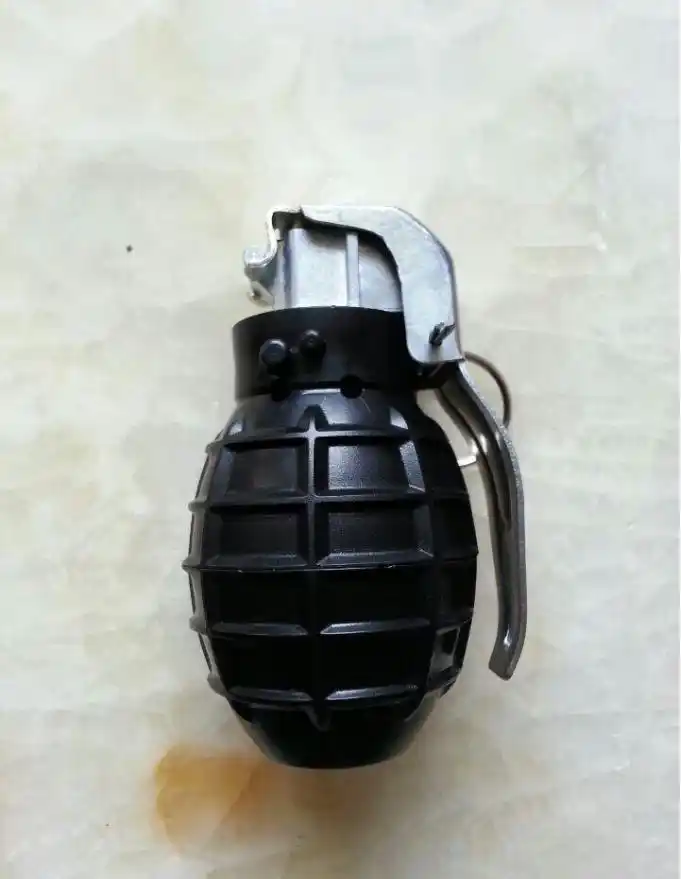 全塑无柄手榴弹,含有1600枚钢珠投掷时无声,无焰,无烟