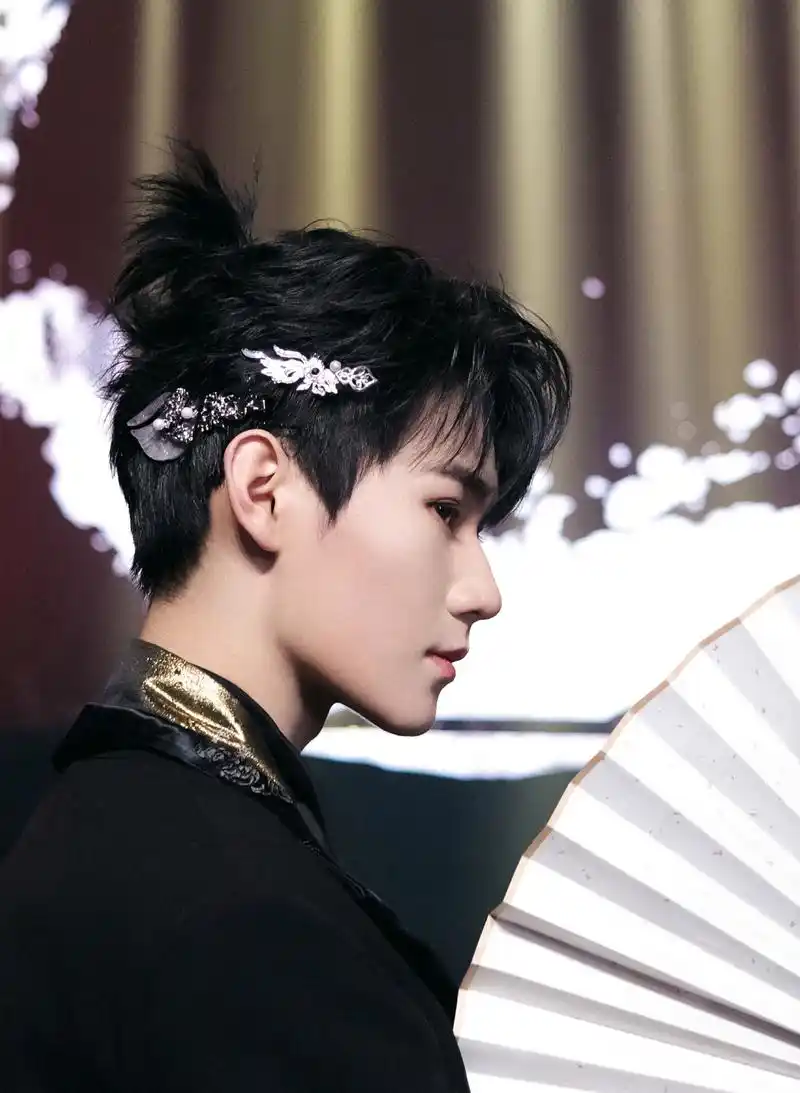 时代少年团张真源国风图片:好绝啊