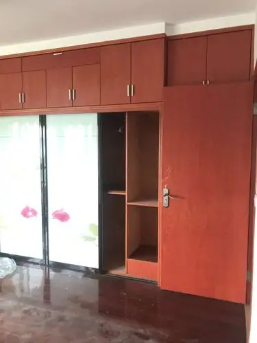 深红色地板和深色柜子,墙面选择什么色?求指教