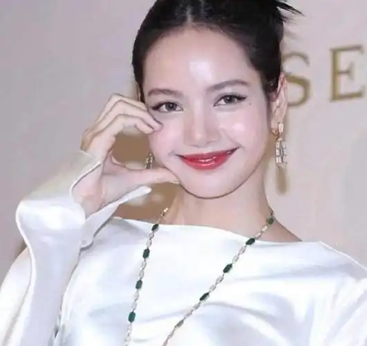 lisa遭韩国全民抵制自觉丢脸崩溃泪爆哭机场