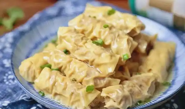 回忆着往事,前几年美食君去浙江湖州旅游,对当地的丁莲芳千张包子记忆