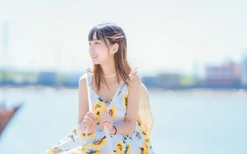 清新氧气美女户外写真桌面壁纸