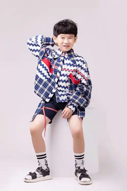 p>邓力玮,小名四爷,2012年5月6日出生于香港,中国内地童星.