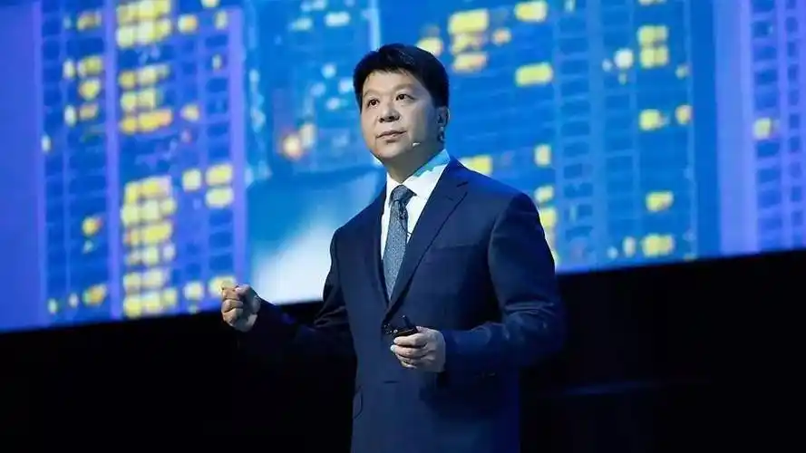 华为轮值ceo郭平与伙伴同行打造智能社会五朵云之一