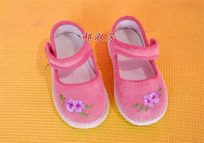 名称:绣花手工儿童布鞋价格:42元规格:14-20码名称:拼接风手工儿童