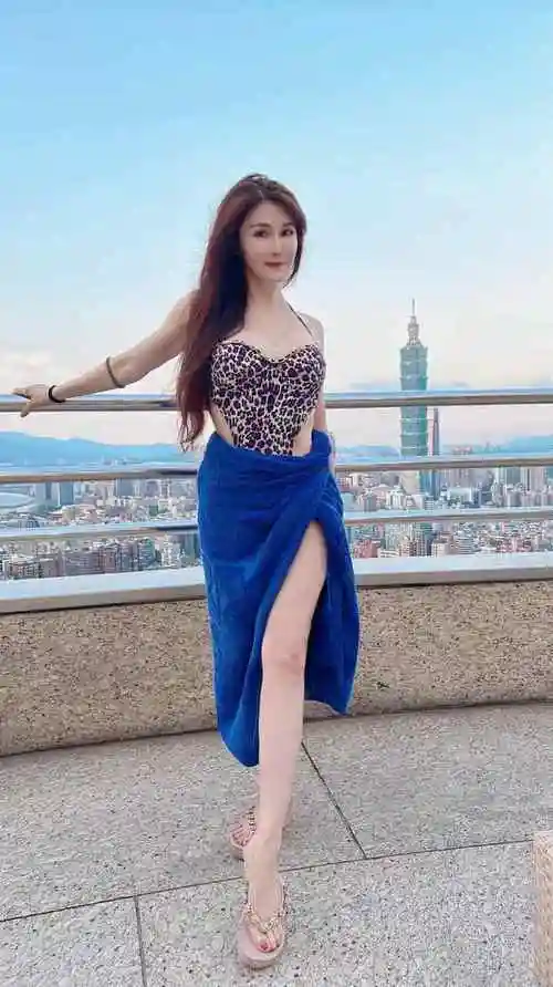 武打女星杨丽菁泳池边秀身材!