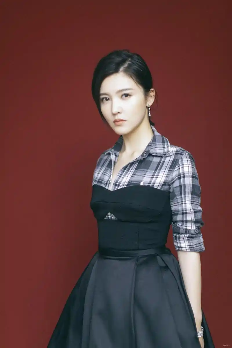 杨子姗真惊艳,衬衫搭配抹胸长裙只是扎个马尾,就美得精致又高调