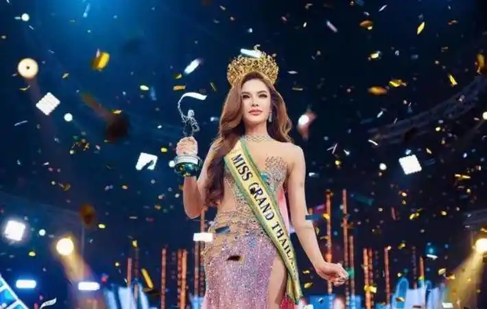 by: 国际艺术大观 模 特外 国美女和选美比赛一直是吸引人们眼球的