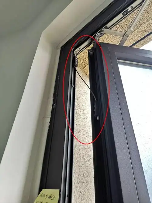 ▼也有防坠落装置安装不规范,未固定的现象.