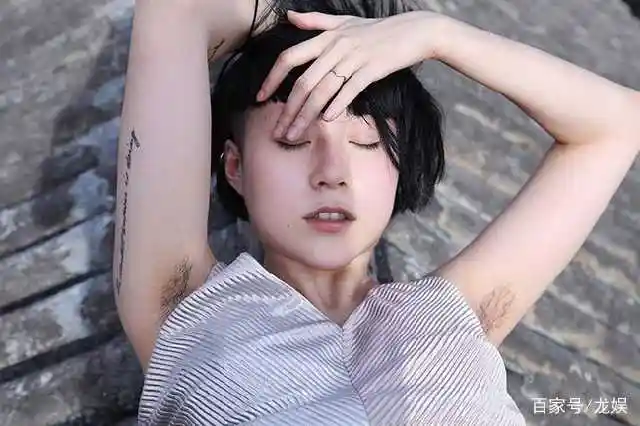 抖音美女靠腋毛走红,浓密茂盛似"黑森林",网友:有泥土的芬芳