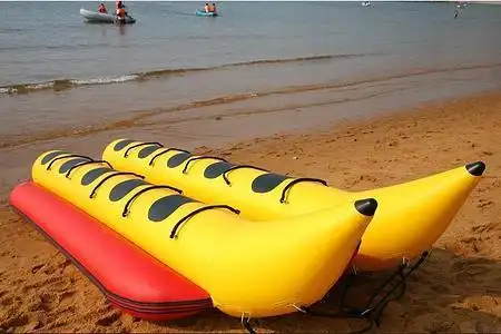 一只香蕉船美女图片