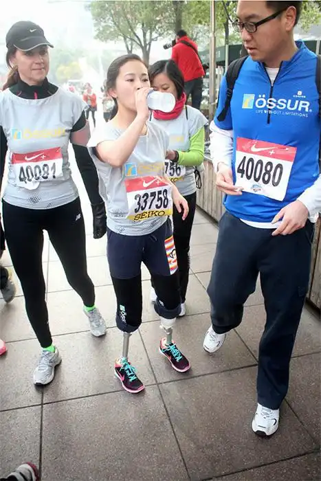地震失去双腿舞蹈老师跑完马拉松全程 网友称赞