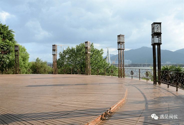 (焕然一新的观景木平台吴开梅/摄)