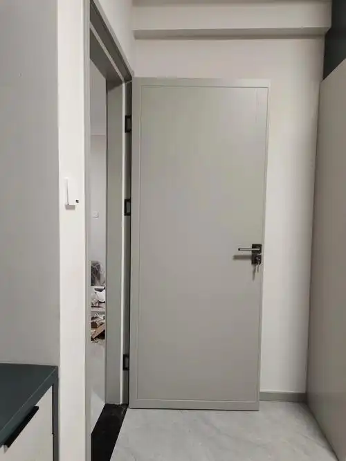 汉德如意府安装落地实拍实木复合烤漆门颜色:灰中海绿油漆采用嘉宝莉